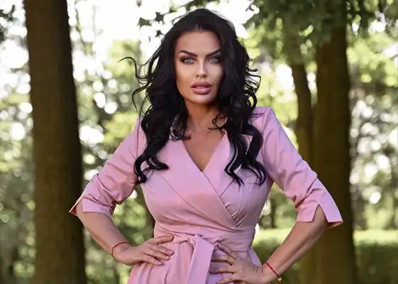 Modelka v růžových šatech DANA Collection venku
